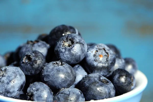 Tasty ripe blueberries, on wooden background — Stock Photo, Image