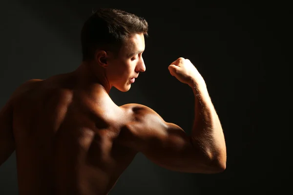 ハンサムな筋肉の若い男 — ストック写真