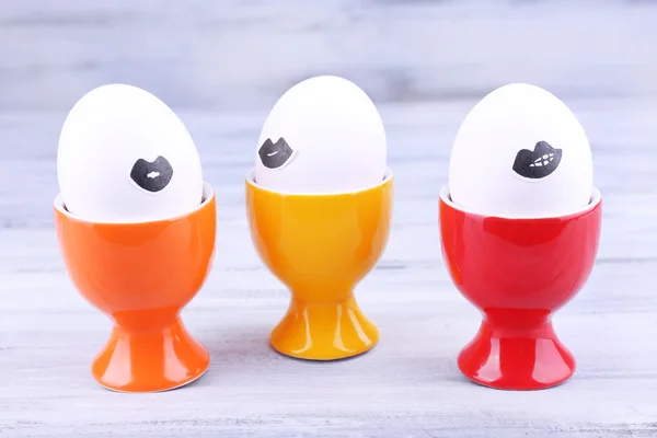 Huevos en tazas de huevo — Foto de Stock