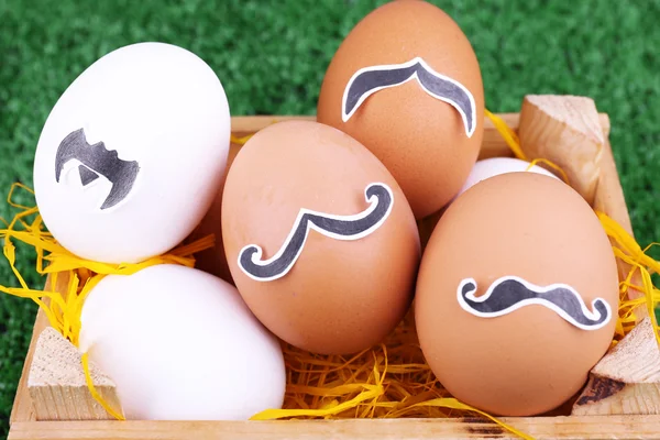 Huevos en caja de madera sobre fondo verde —  Fotos de Stock