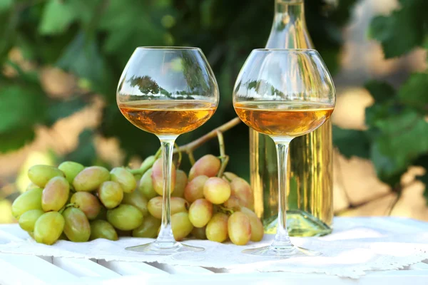 Uva matura, bottiglia di vino e calici — Foto Stock