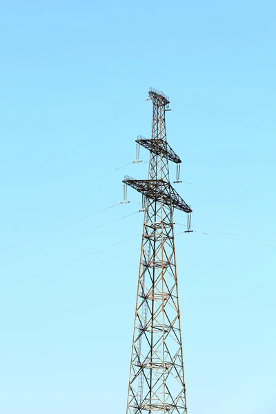 Hoogspanning lijn op hemelachtergrond — Stockfoto