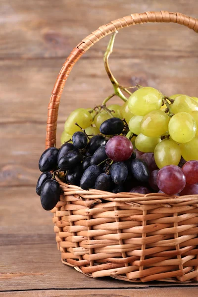 Diferentes tipos de uvas en canasta de mimbre —  Fotos de Stock