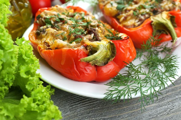 Pimientos rojos rellenos con verduras y verduras — Foto de Stock