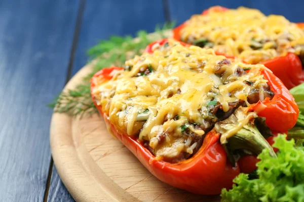 Pimientos rojos rellenos con verduras en madera — Foto de Stock