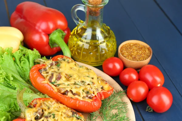 Pimientos rojos rellenos con verduras — Foto de Stock