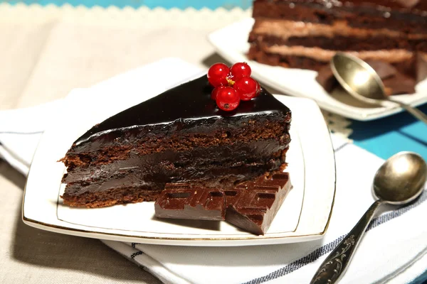 Pasteles de chocolate en platos — Foto de Stock