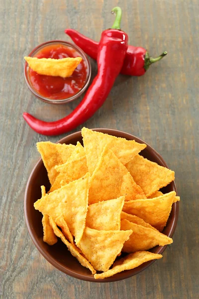 Leckere Nachos, rote Tomaten und Chilischoten — Stockfoto