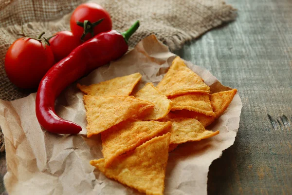 Leckere Nachos, rote Tomaten und Chilischoten — Stockfoto