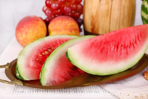 Sammansättningen av mogen vattenmelon, frukter, rosa vin — Stockfoto