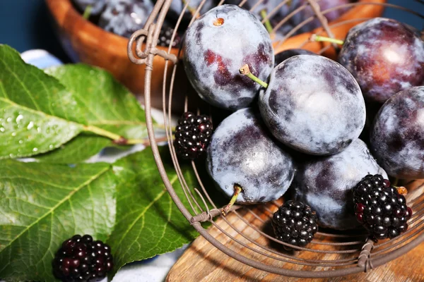 Natura morta con prugne dolci mature su tavolo di legno — Foto Stock