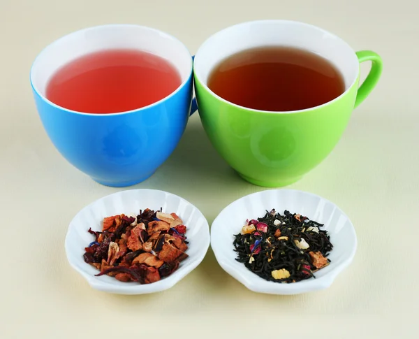 Sortiment av te på färgbakgrund — Stockfoto