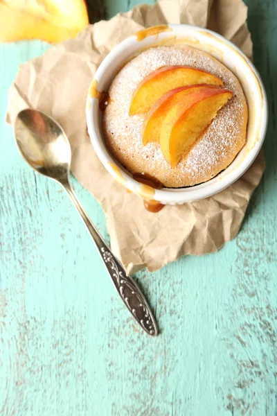나무 테이블에 신선한 복숭아와 함께 맛 있는 미니 케이크 — 스톡 사진