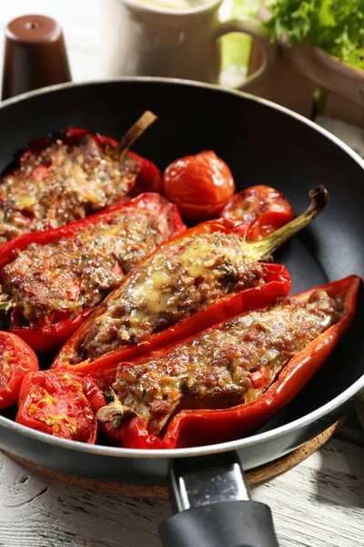 Fylld peppar med kött och grönsaker — Stockfoto