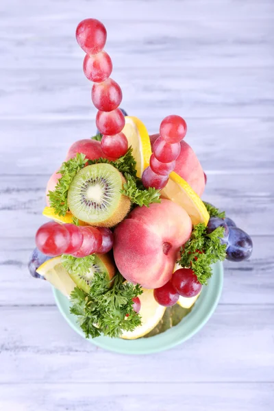 餐桌装饰制成的木背景上的水果 — 图库照片