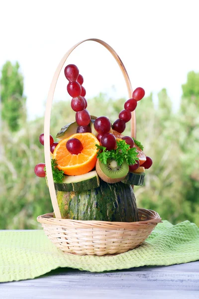 Decoração de mesa feita de frutas na mesa no fundo natural — Fotografia de Stock