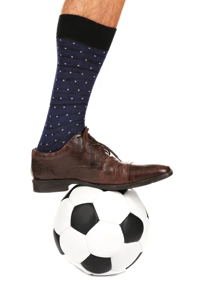 Чоловік ноги з футбольним м'ячем — стокове фото