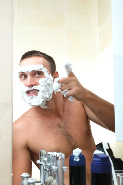 Młody człowiek golący brodę — Zdjęcie stockowe