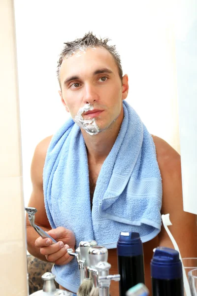 Ung mann som barberer skjegget – stockfoto