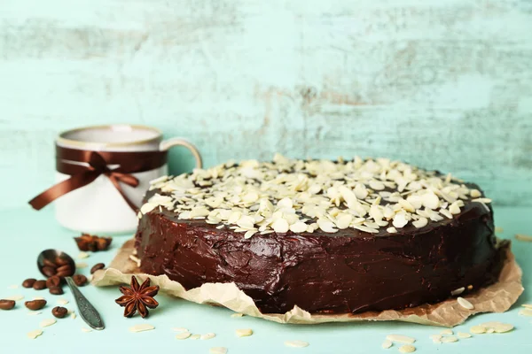 Leckerer Schokoladenkuchen mit Mandeln, auf altem Holztisch — Stockfoto