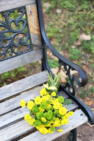 Beautiful bouquet of chrysanthemums flowers on wooden bench in park — Stock Photo, Image