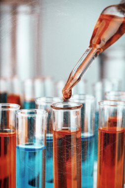 Laboratuvar pipet renkli sıvı damla ile