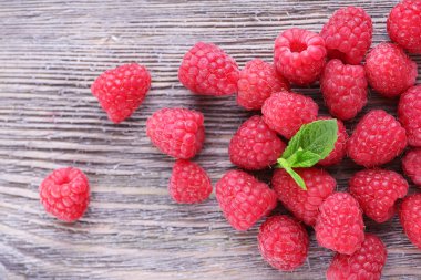 üzerinde tablo yakın çekim Olgun tatlı ahududu