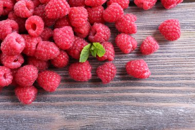 üzerinde tablo yakın çekim Olgun tatlı ahududu