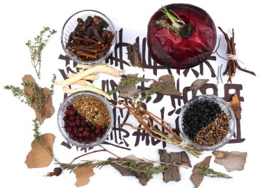 geleneksel Çin Bitkisel Tıp malzemelerin üzerine gerçek olmayan hiyeroglifler, yakın çekim