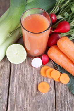 ahşap zemin üzerine sebzeler taze havuç suyu