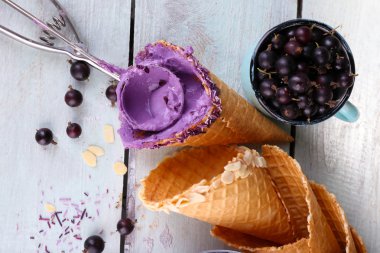 eski ahşap masa üzerinde taze çilek ile lezzetli dondurma