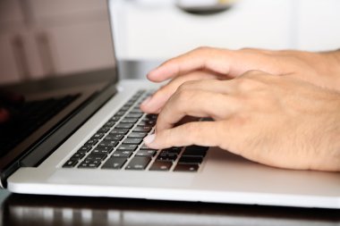 klasör arka plan üzerinde ahşap masa üstünde laptop üzerinde çalışan adam