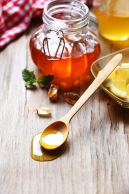 ahşap masa üzerinde taze bal