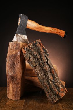 yakacak odun ve Baltayı yere koyu arka plan üzerinde