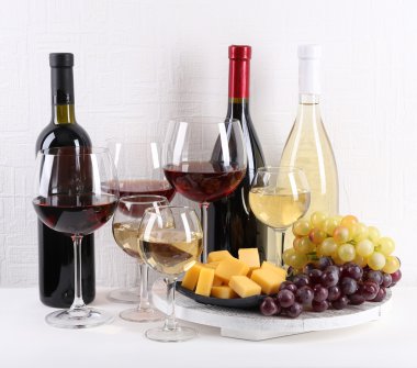 şişe ve kadeh şarap, peynir ve olgunlaşmış üzümler odasındaki masada