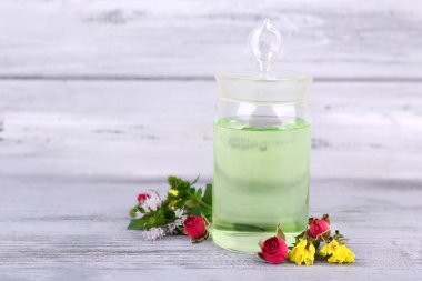 ahşap zemin üzerinde farklı ilaç bitkileri ile uçucu yağ