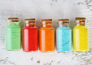 ahşap arka plan üzerinde renkli kuru pigment ile şişe