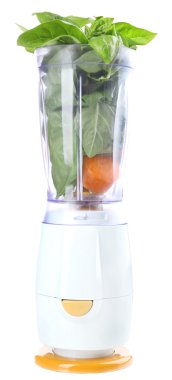 Blender ile üzerine beyaz izole taze sebze