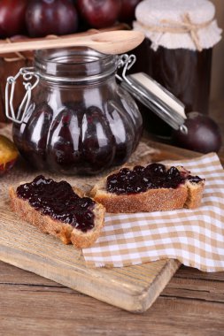 Kavanozlar ve Erik ahşap masa yakın çekim üzerinde lezzetli Erik reçeli