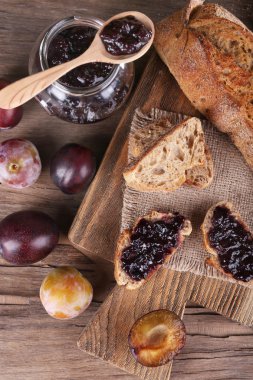 Erik reçeli ve Erik ahşap masa yakın çekim üzerinde ekmek