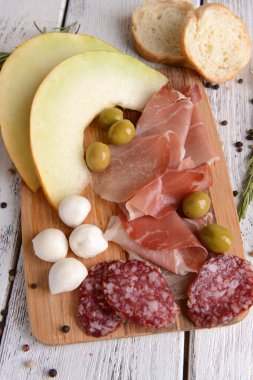 Tablo yakın çekim üzerinde prosciutto ile lezzetli kavun