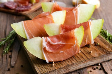 Tablo yakın çekim üzerinde prosciutto ile lezzetli kavun
