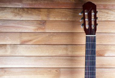 Gitar klavyesine ahşap arka plan üzerinde