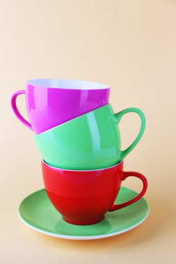 renkli arka plan üzerinde renkli bardak