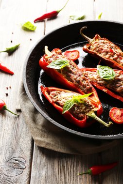 lezzetli masa yakın çekim tavada biber dolması