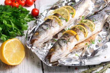 lezzetli Fırında Balık folyo üzerinde tablo yakın çekim