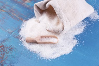 renk ahşap zemin üzerine torba şeker