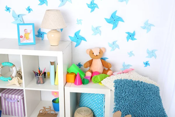 Juguetes coloridos en alfombra esponjosa en la habitación de los niños —  Fotos de Stock