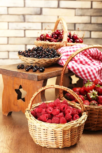 Свіжі ягоди в кошику на фоні стіни — стокове фото