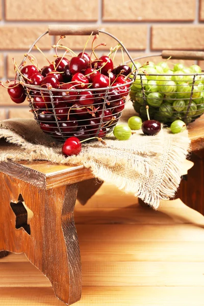 Frische Beeren im Korb auf Wandhintergrund — Stockfoto